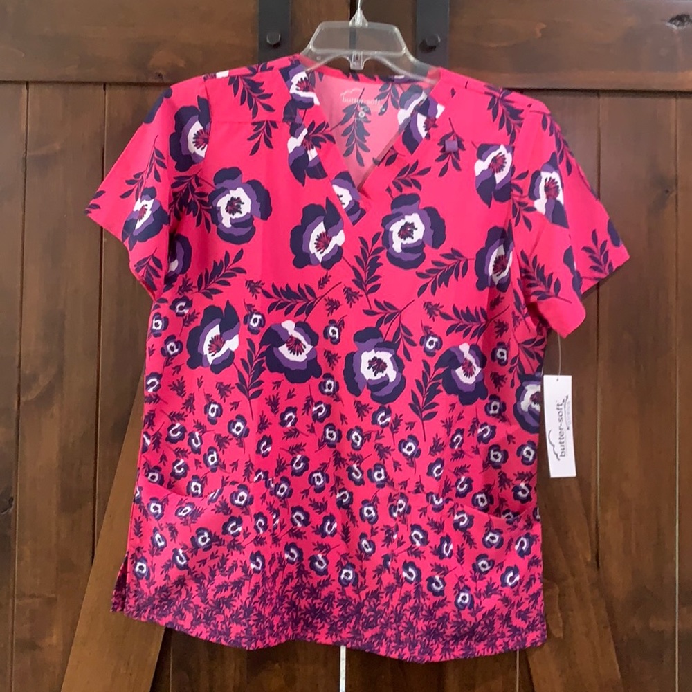 Uniform Advantage Scrub top